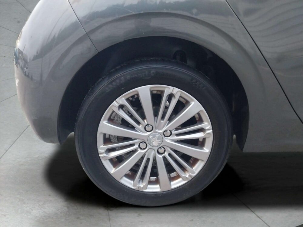 Peugeot 208 1.6 HDi  BLUE  Style 100 CV